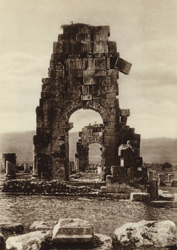 Volubills, ruinene av Hadrians tempel (s/hv-bilde) av European Photographer