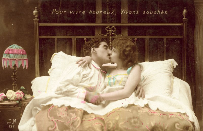 Par kysser i sengen av French Photographer