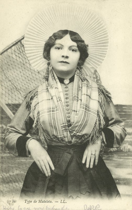 Jente kledd som en matalote (farge litho) av French Photographer