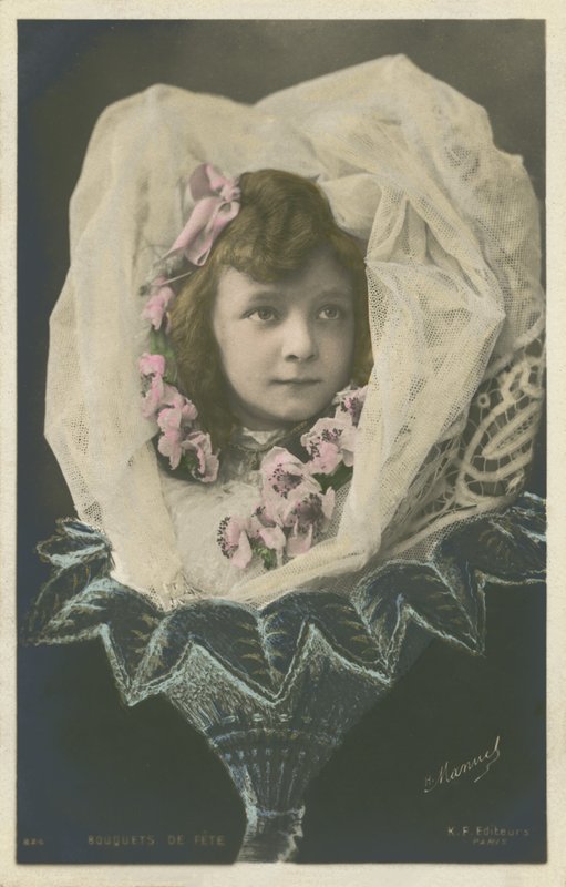 Jente i en blomst (fargebilde) av French Photographer