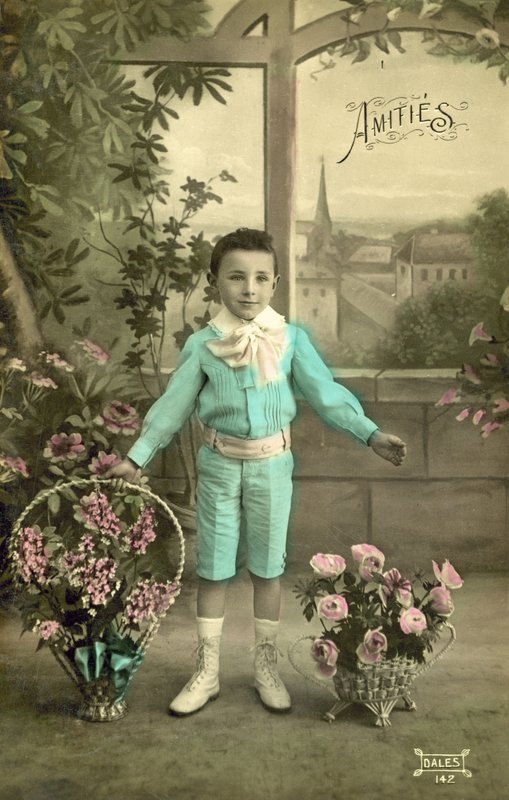 Liten gutt i blått (fargebilde) av French Photographer