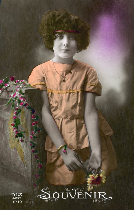 Liten jente i oransje (fargebilde) av French Photographer