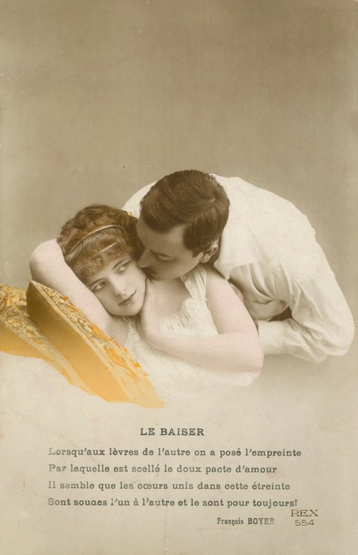 Mann kysser sjenert jente på kinnet av French Photographer