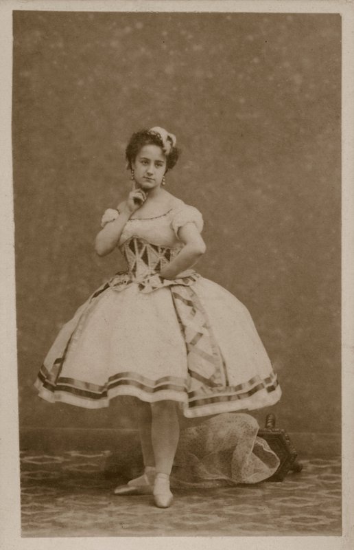Portrett av en danser (s/hvitt bilde) av French Photographer