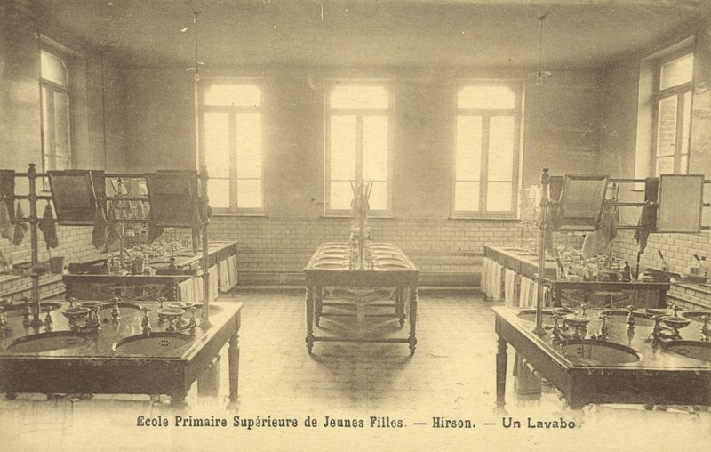 Barneskolens vaskerom, Hirson (s/hvitt bilde) av French Photographer