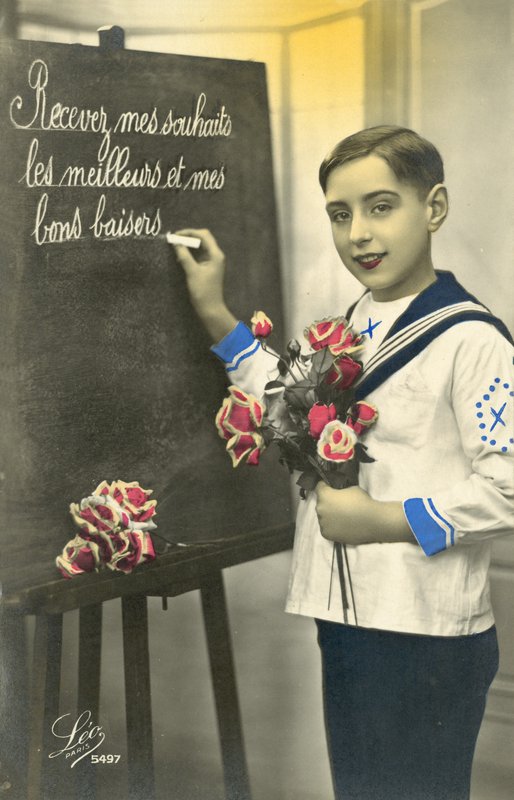 Skolegutt som skriver på en tavle (fargebilde) av French Photographer
