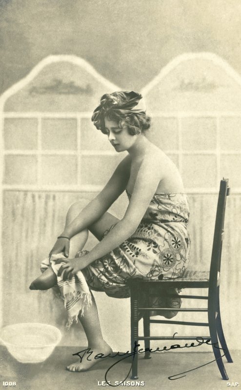 Kvinne i et badehåndkle (s/hvitt bilde) av French Photographer