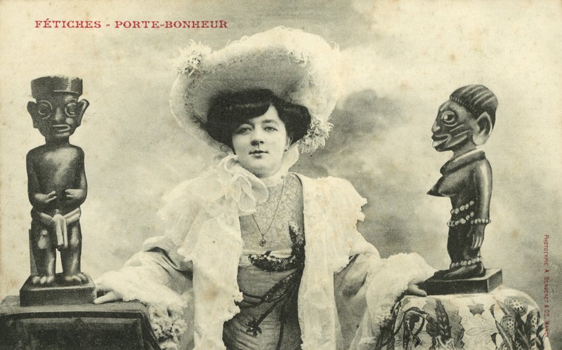 Kvinne med afrikanske statuetter (s/hvitt bilde) av French Photographer