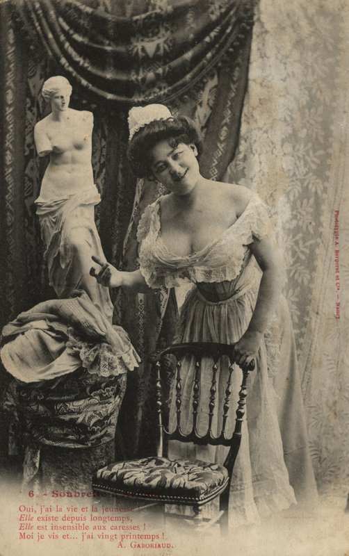 Kvinne med Venus De Milo-statue av French Photographer
