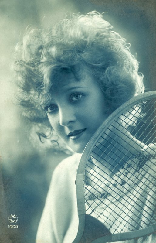 Kvinne med en tennisracket (s/hvitt bilde) av French Photographer
