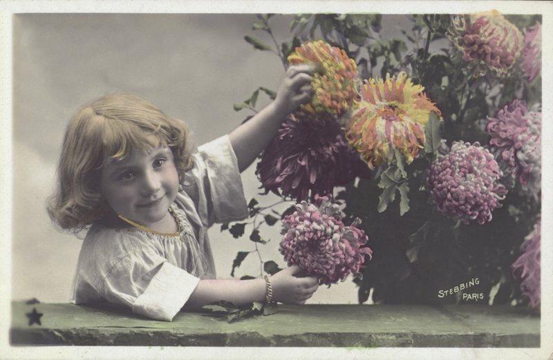 Liten jente med blomster (fargebilde) av French School