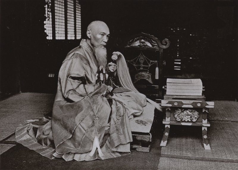 En buddhistisk abbed (s/hvitt bilde) av Herbert Ponting
