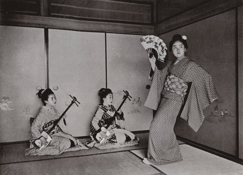En geisha som danser (s/hv-bilde) av Herbert Ponting