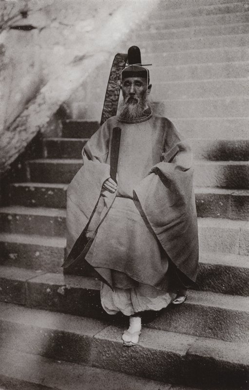 En Shinto-prest (s/hvitt-bilde) av Herbert Ponting
