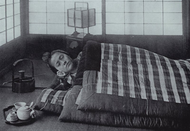 Sengetid i Japan (s/hvitt bilde) av Herbert Ponting