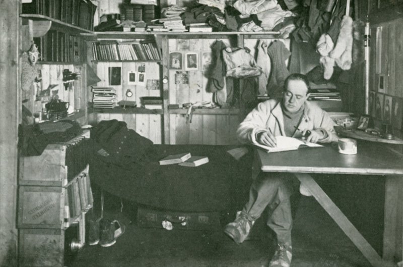 Kaptein Scott skriver opp journalen sin av Herbert Ponting