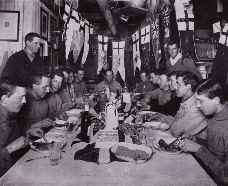 Kaptein Scotts bursdagsfest (s/hvitt bilde) av Herbert Ponting