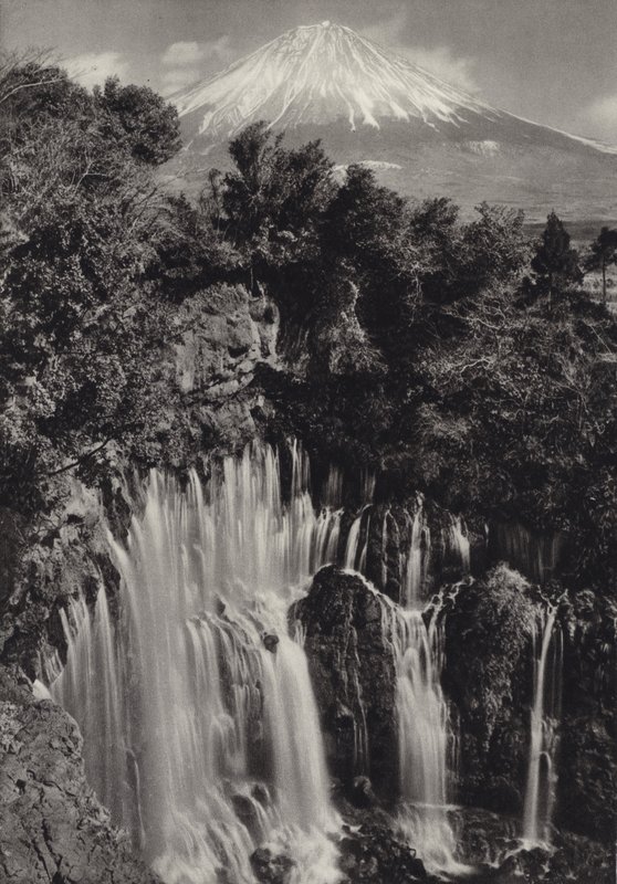 Japan på 1920-tallet: Shiraito-fossen (s/hvitt-bilde) av Herbert Ponting