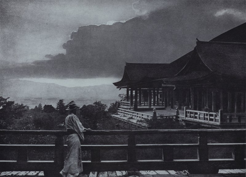 Moonlight at Kiyomizu-dera (s/h-bilde) av Herbert Ponting