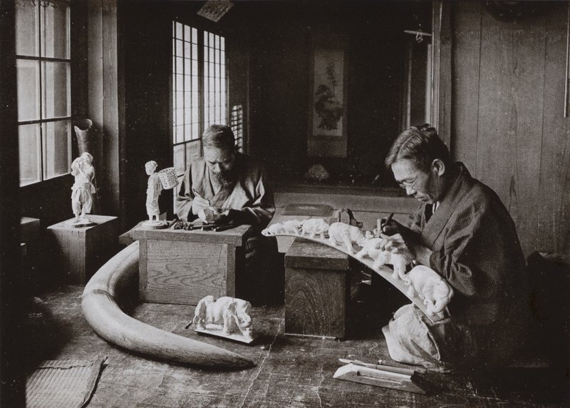 The Ivory Carvers (s/hvitt bilde) av Herbert Ponting