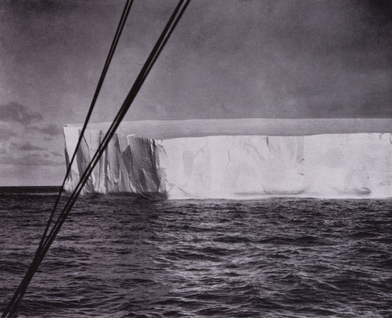 "De så sitt første isfjell" (s/hvitt-bilde) av Herbert Ponting