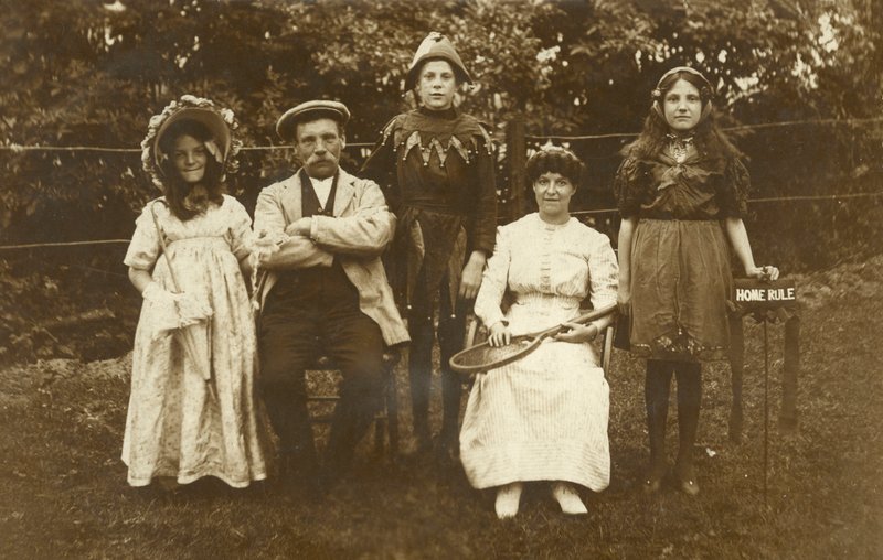 Familie iført fancy kjole av Irish Photographer