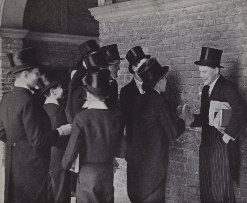 Eton-gutter, sladder (s/hvitt-bilde) av Laszlo Moholy Nagy