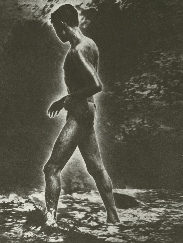 Gutt og bølge (s/hvitt bilde) av Lionel Wendt