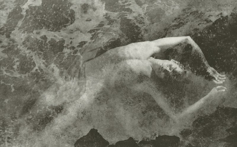 Barn av havet (s/hvitt bilde) av Lionel Wendt