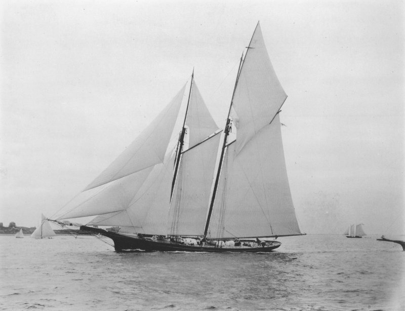 Yachten, Gitana bw-bilde av Nathaniel Livermore Stebbins