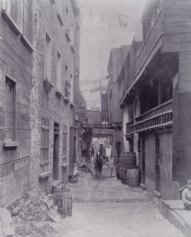 Canada: Little Champlain Street, Quebec (s/hvitt-bilde) av Photographer Canadian