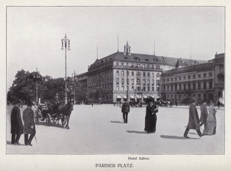 Berlin: Pariser Platz (s/hvitt bilde) av Photographer German