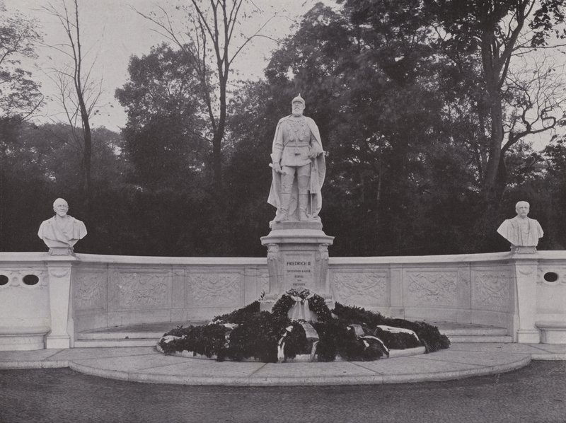 Monument til keiser Friedrich III (s/hvitt bilde) av Photographer German