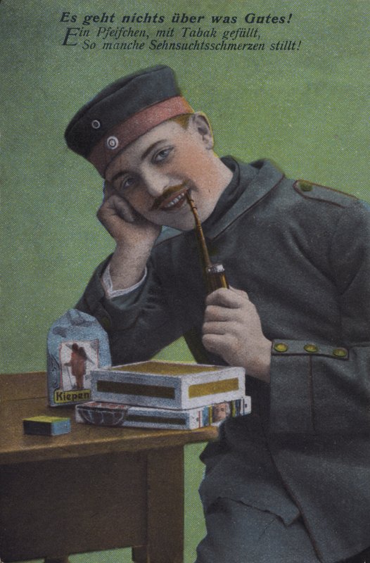 Tysk soldat røyker pipen (farget bilde) av Photographer German