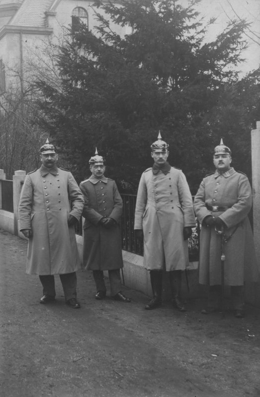 Gruppe av tyske hæroffiserer (s/hvitt bilde) av Photographer German