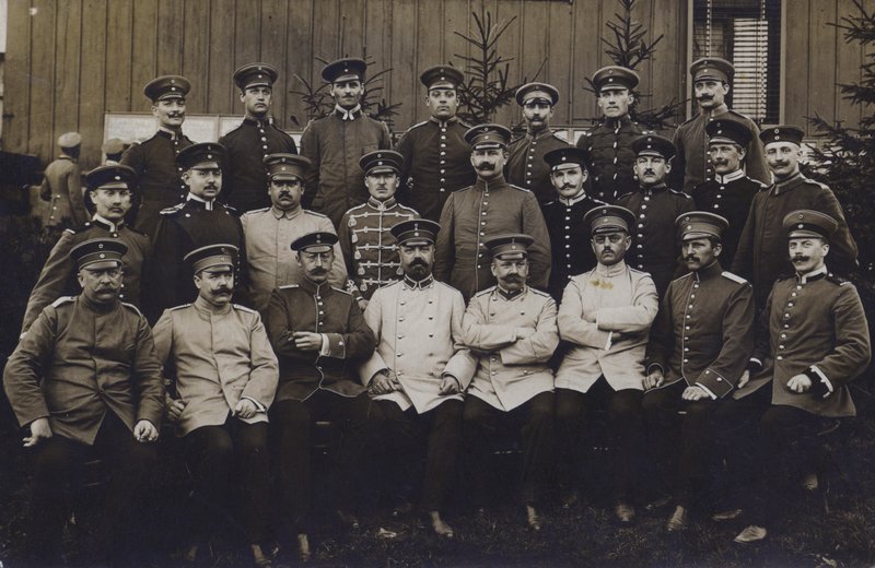 Gruppe av tyske hæroffiserer (s/hvitt bilde) av Photographer German