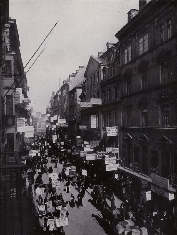 Leipzig: Petersstrasse under messen (s/hv-bilde) av Photographer German