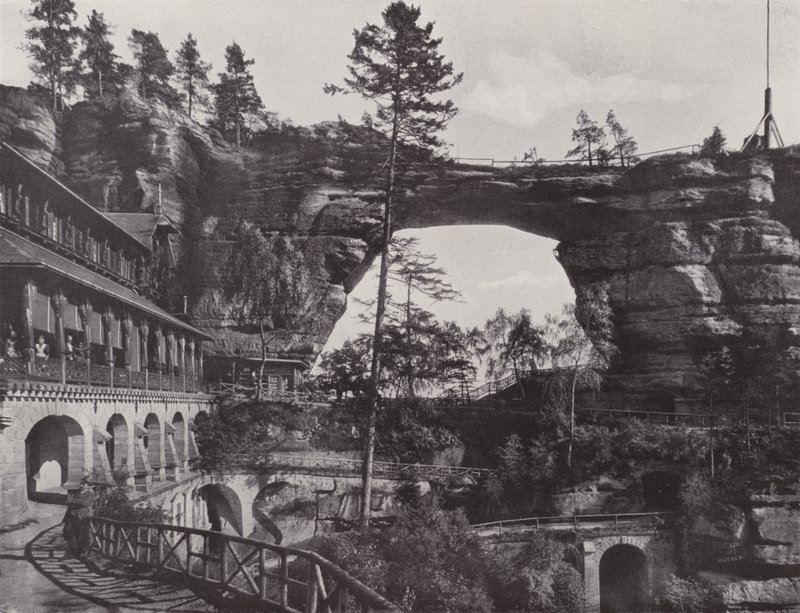 Prebischtor og Hotel (s/hvitt bilde) av Photographer German