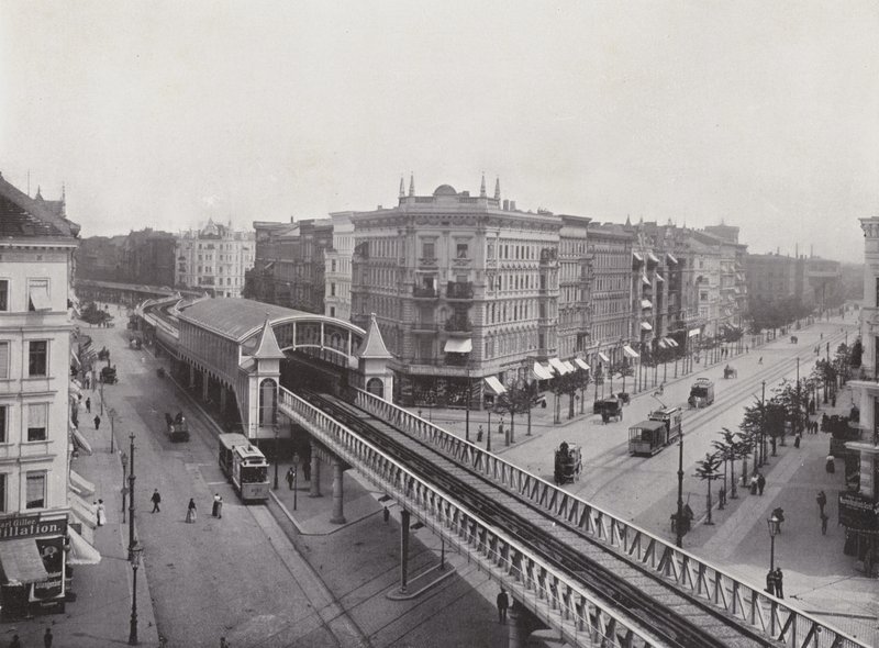 Wiener Strasse med forhøyet togstasjon (s/hv-bilde) av Photographer German