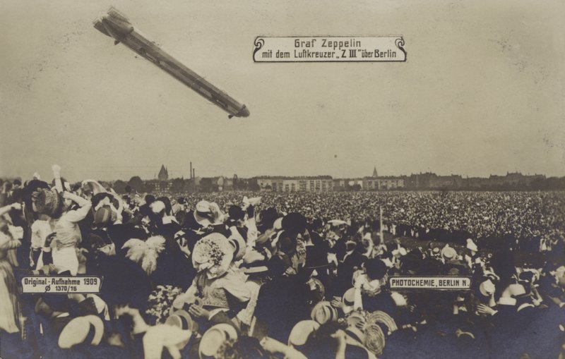 Zeppelin LZ III flyr over Berlin av Photographer German