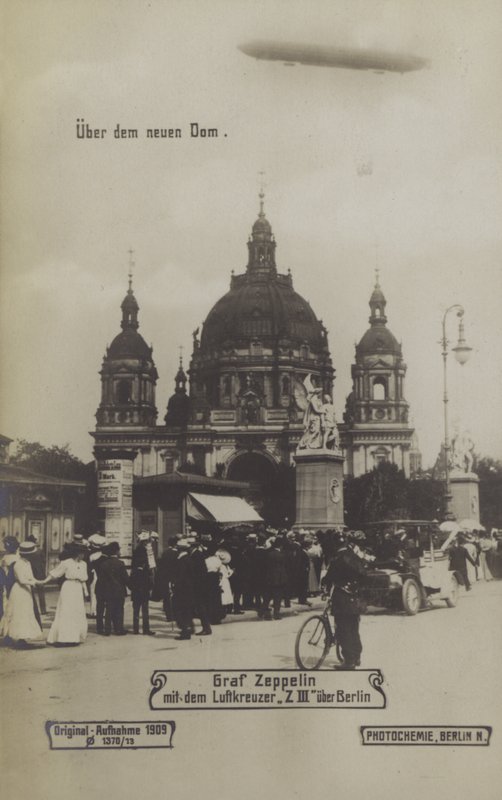 Zeppelin LZ III flyr over Berlin-katedralen av Photographer German