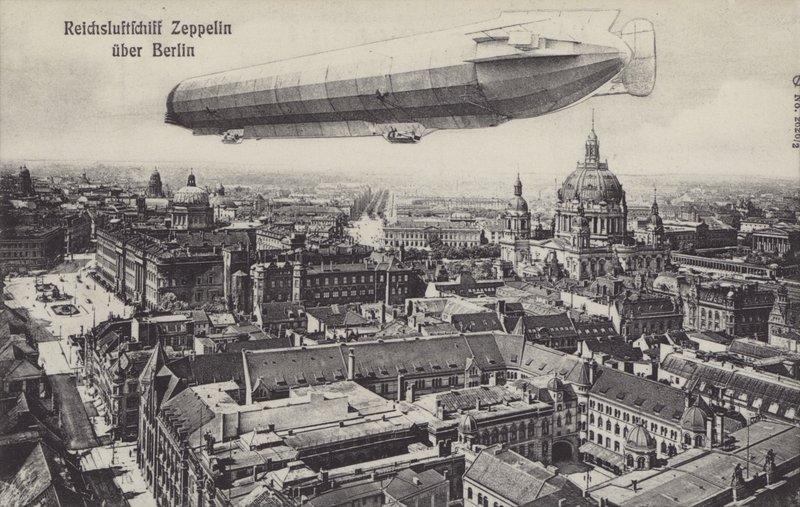 Zeppelin-luftskip som flyr over Berlin (s/hv-bilde) av Photographer German
