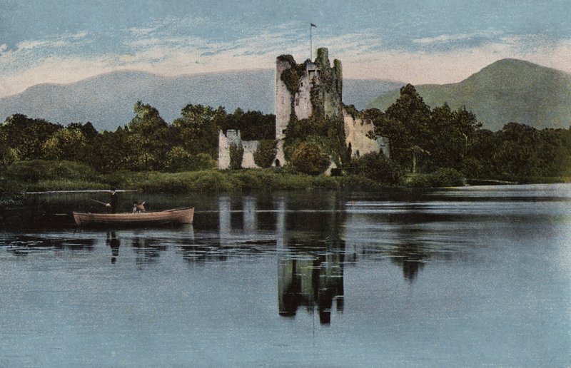 Sør-Irland: Ross Castle, Killarney (farget bilde) av Photographer Irish
