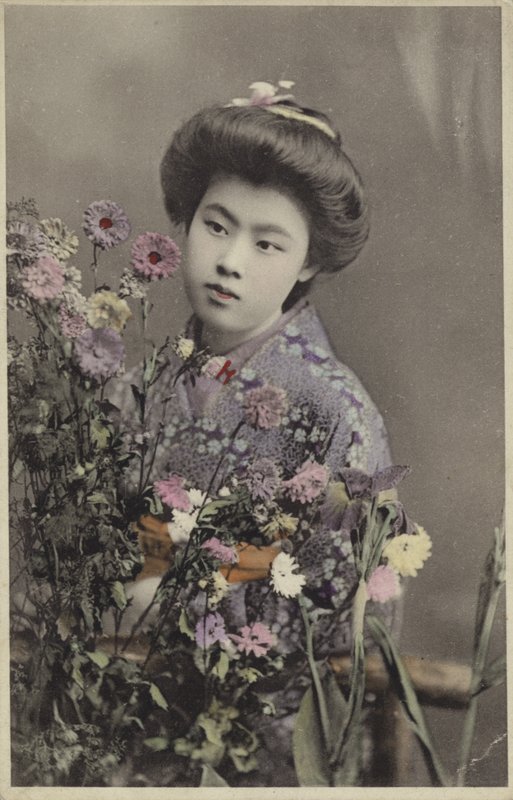 Japansk jente med blomster (farget bilde) av Photographer Japanese