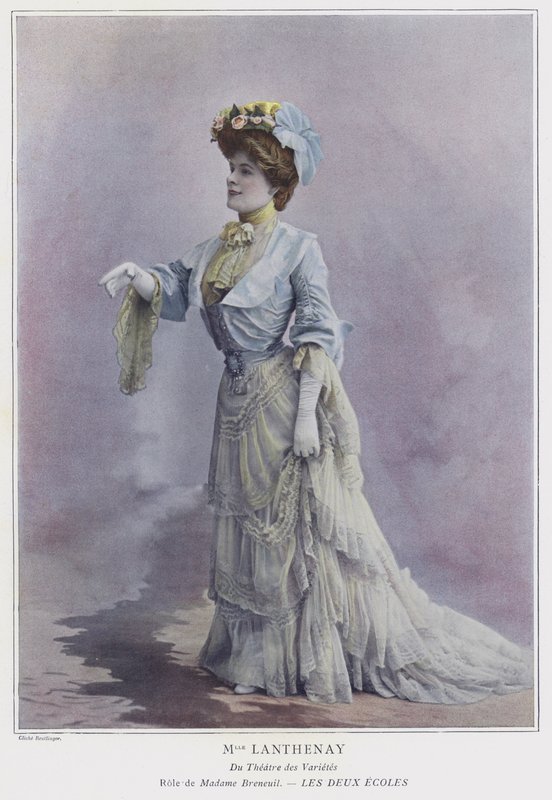 Adeline Lanthenay som Madame Breneuil i Les Deux Ecoles (farget bilde) av Reutlinger Studio