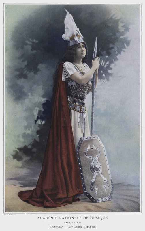 Louise Grandjean som Brunnhilde i Siegfried (farget bilde) av Reutlinger Studio