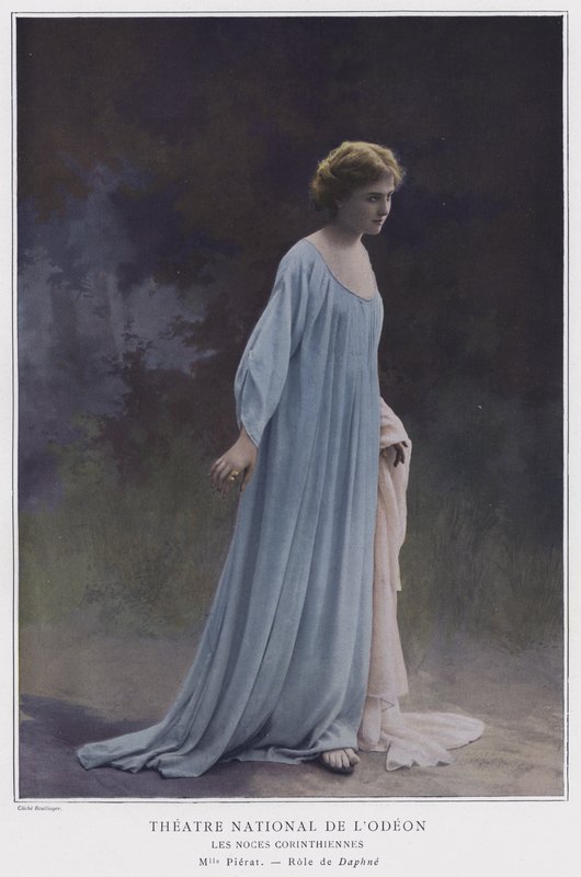 Marie-Therese Pierat som Daphne i Corinthian Wedding (farget bilde) av Reutlinger Studio