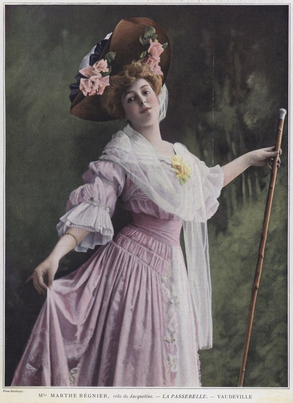 Marthe Regnier som Jacqueline i La Passerelle (farget bilde) av Reutlinger Studio