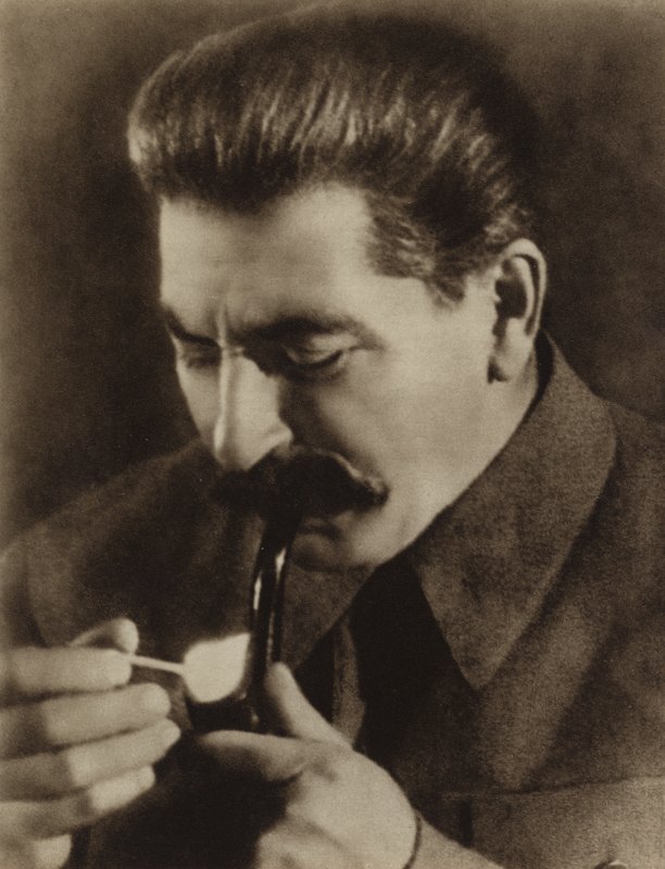 Den sovjetiske lederen Joseph Stalin tenner pipen sin, 1936 av Russian Photographer