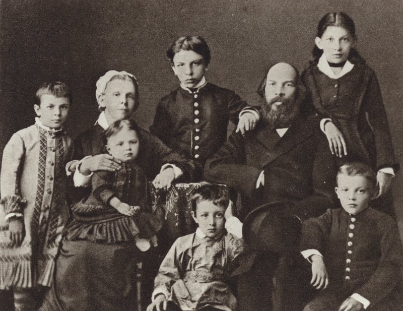 Lenin blant familien hans, Simbirsk, 1879 av Russian Photographer
